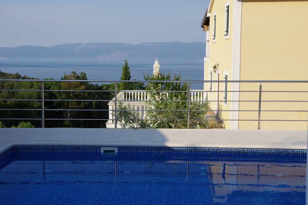 Pool in Istrien mit Meerblick